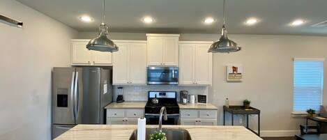 Jääkaappi, mikroaaltouuni, uuni, liesi