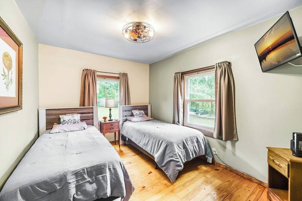 Catfish Cabin_Sleeps 8_Fishing Pond Jacksonville Vrbo