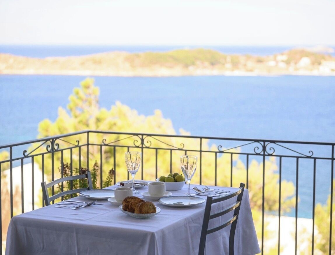 Mesa lista para comer con vista al mar.