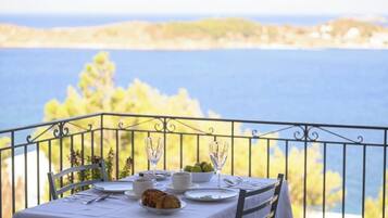 Mesa lista para comer con vista al mar.