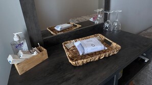 Deluxe Double Room, Balcony, Sea View | Living area - Kaloniki Rooms & Suites (Mirties)