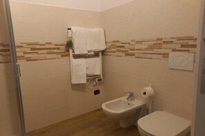 Een haardroger, een bidet, handdoeken, zeep