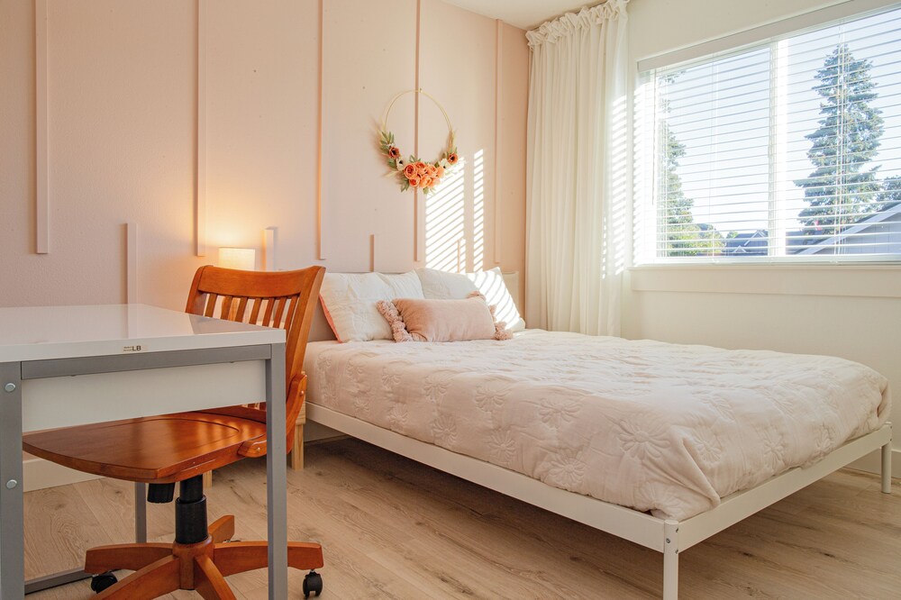 Charming Retreat King Bed, Full Kitchen & Spacious Backyard. Perfect