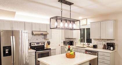 Charming Retreat: King Bed, Full Kitchen & Spacious Backyard. Perfect Location!