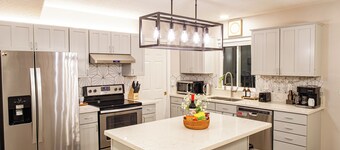 Charming Retreat: King Bed, Full Kitchen & Spacious Backyard. Perfect Location!