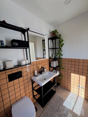 Shower, towels, soap, shampoo - T2+1 Elegant / Elegant 2-Bedroom Apartment - Penha de França / Anjos (Lisboa)
