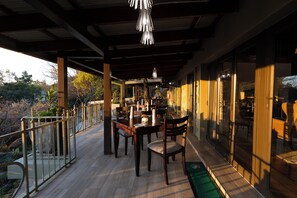 Petit déjeuner buffet (45 USD par personne)