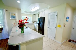 Een koelkast, een microgolfoven, een oven, een kookplaat