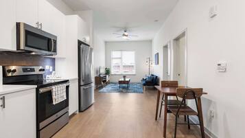 Refrigerador, microondas, horno, placa de cocina