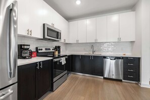 ثلاجة، ميكروويف، فرن، موقد طهي مسطح