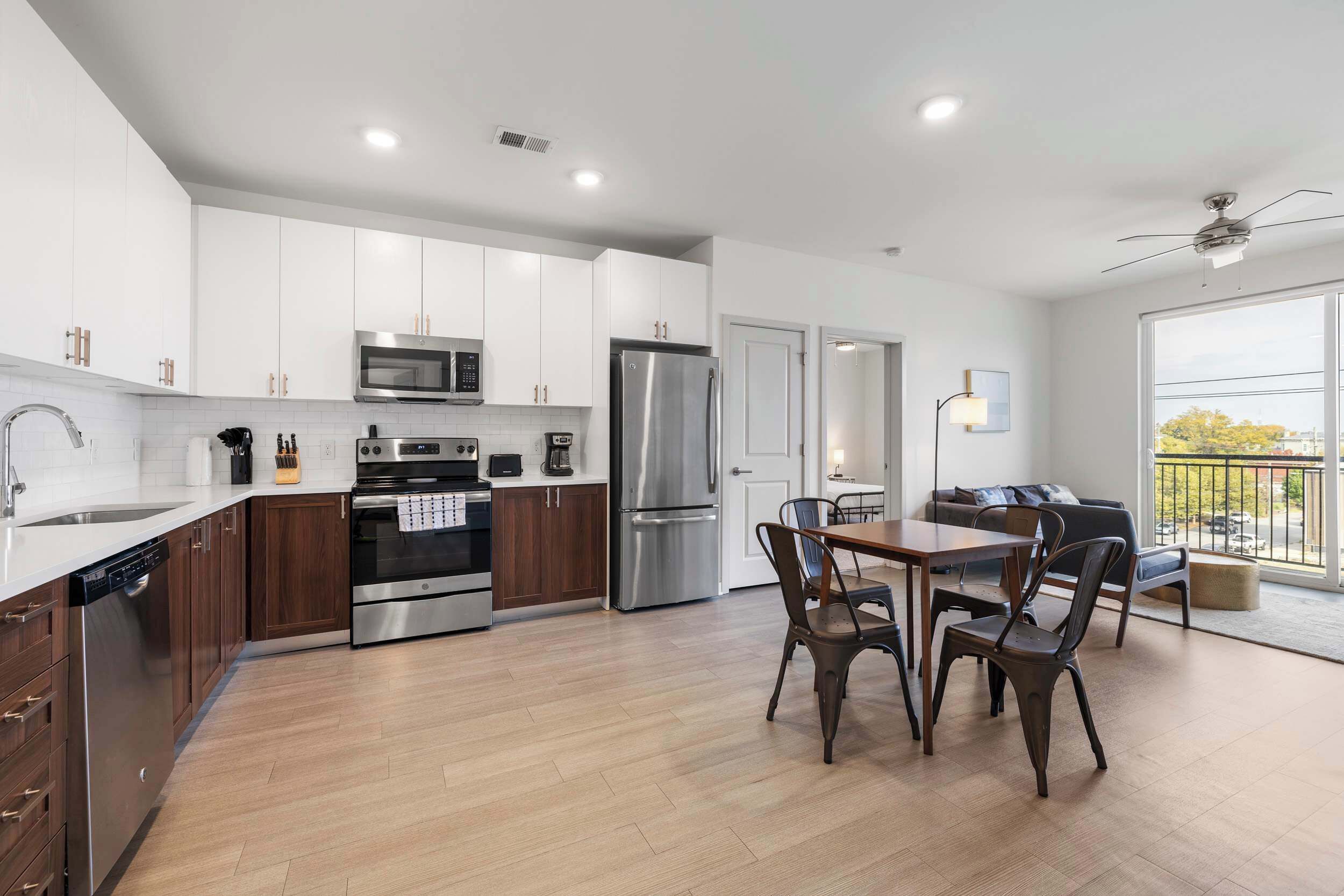 Kylskåp, mikrovågsugn, ugn och spishäll