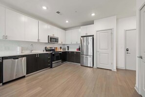 Frigorífic, microones, forn i placa de cuina 