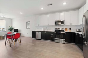 Frigorífic, microones, forn i placa de cuina 