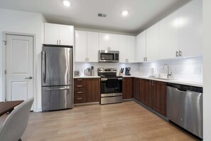 冷蔵庫、電子レンジ、オーブン、コンロ