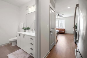 Dusj, hårføner og håndklær