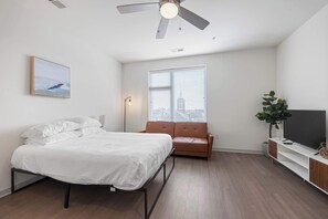 Tabla de planchar con plancha, wifi y ropa de cama 