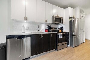 Fridge, microwave, oven, stovetop - Two Stylish Nulu CozySuites (Louisville)