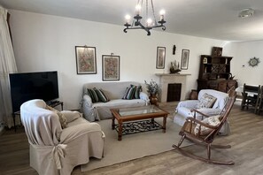 TV, fireplace - Villa with farm on the coast of Llanes (Llanes)