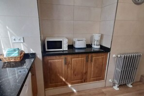 Een koelkast, een magnetron, een oven, een kookplaat