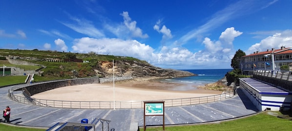 بالقرب من الشاطئ