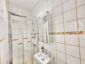 Shower, hair dryer, towels