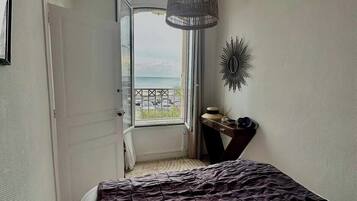 1 habitación, tabla de planchar con plancha, cuna de viaje y wifi