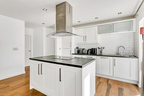 Kylskåp, mikrovågsugn, ugn och spishäll