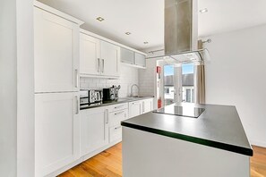 Fridge, microwave, oven, stovetop