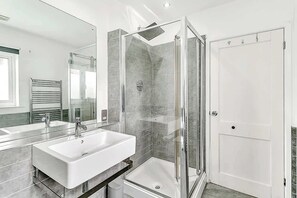 Douche, sèche-cheveux, serviettes fournies