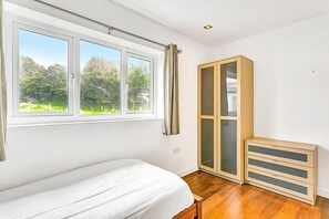 2 dormitorios, tabla de planchar con plancha, wifi y ropa de cama