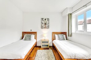 2 habitaciones, escritorio, tabla de planchar con plancha y wifi 