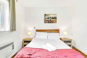 2 bedrooms, desk, iron/ironing board, WiFi