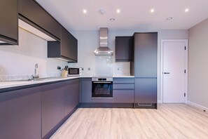 ثلاجة، ميكروويف، فرن، موقد طهي مسطح