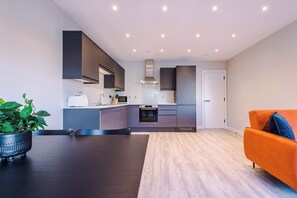 ثلاجة، ميك�روويف، فرن، موقد طهي مسطح