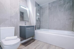 Douche, sèche-cheveux, serviettes fournies