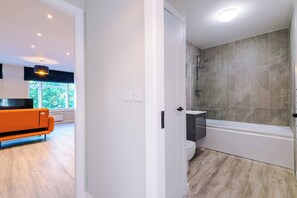 Chuveiro, secador de cabelo, toalhas de banho