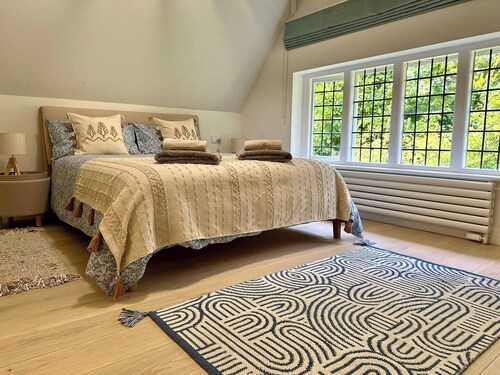 Historic Countryside House in Tilford