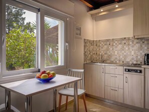 Minikylskåp, spishäll och grytor/köksredskap