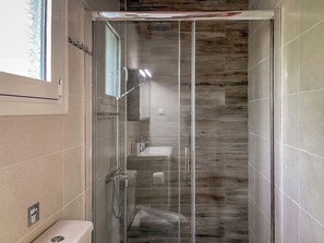 Shower, free toiletries, hair dryer, towels - Rose Of Crete (Platanias)