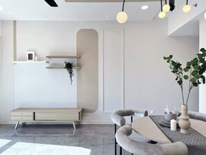อพาร์ทเมนท์, 1 ห้องนอน, ปลอดบุหรี่ | บริเวณนั่งเล่น | ทีวีจอแบน