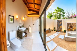 Een douche, een bubbelbad, een haardroger, handdoeken