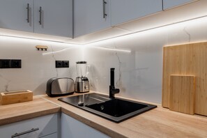 Een koelkast, een oven, een koffiezetapparaat/waterkoker, een waterkoker