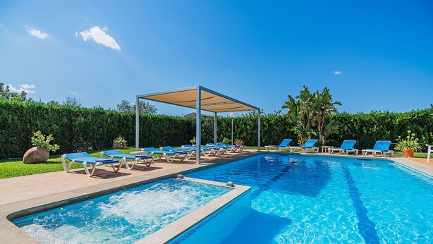 A swimming pool with lounge chairs and a covered area. - Villa La Rosaleda - By Dream Villas Pollensa (Pollensa)