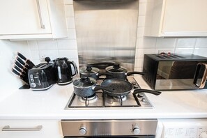 冷蔵庫、電子レンジ、オーブン、コンロ