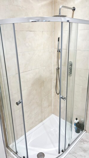 Ducha, secador de pelo, toallas, jabón