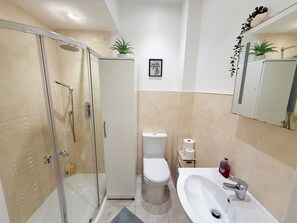 Dusche, Haartrockner, Handtücher, Seife