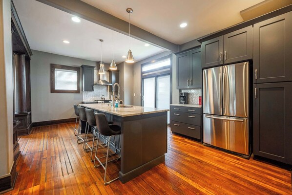 オーブン、食器洗い機、コーヒー / ティーメーカー、調理器具と食器