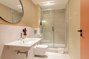 Een douche,  milieuvriendelijk toiletgerief, een haardroger, handdoeken