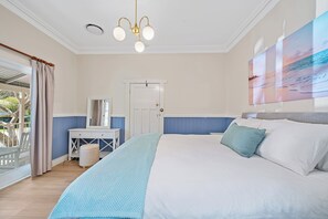 4 bedrooms, desk, iron/ironing board, free WiFi - 4 Bedroom House with pool, mini golf, kayak and more (Tuggerawong)