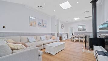 Smart-TV, Kamin, Videospiele